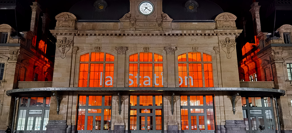 Voici un exemple d'un éclairage architectural intérieur, vu de l'extérieur à La Station de Saint-Omer.